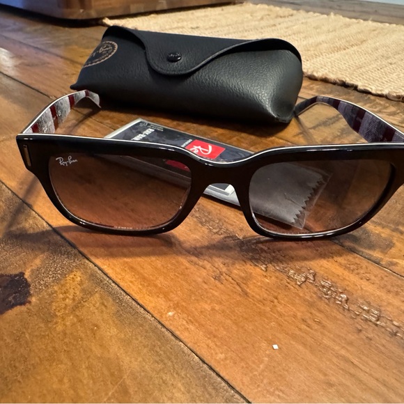 Ray-Ban RayBan RB2190 Black Frame Gray Gradient Lenses Sunglasses - Picture 1 of 5